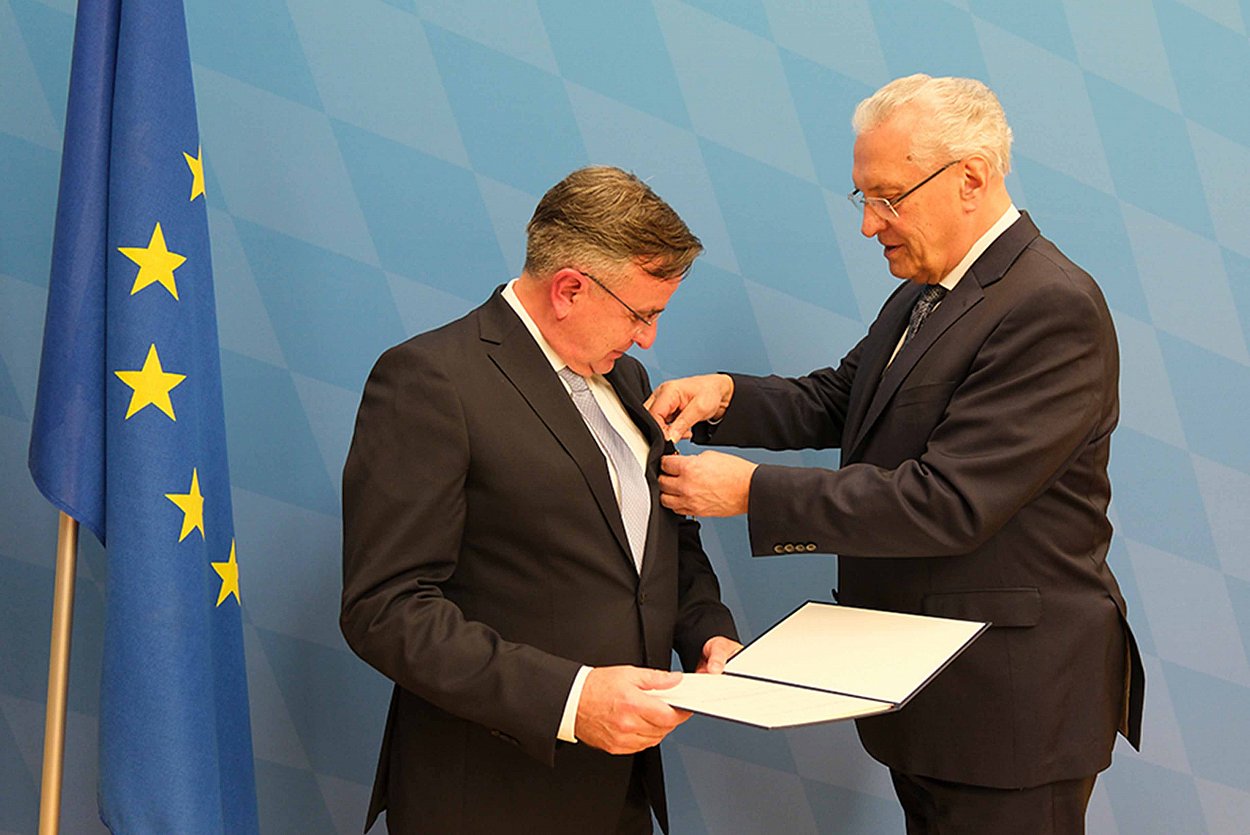 Ein besonderer Moment - das Bundesverdienstkreuz wird angeheftet Foto: © Bayerisches Innenministerium Ein besonderer Moment - das Bundesverdienstkreuz wird angeheftet Foto: © Bayerisches Innenministerium
