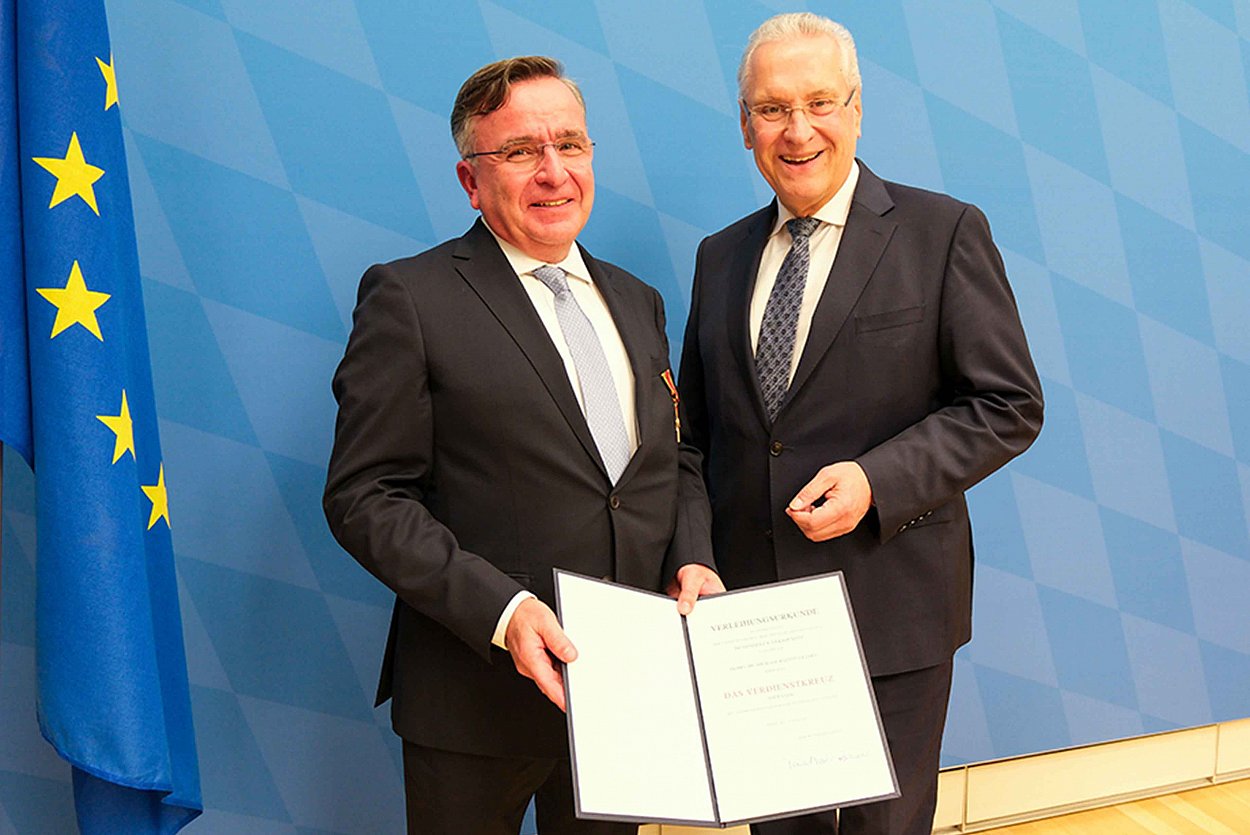 Bundesverdienstkreuz für Dr. Michael Bayeff-Filloff Foto: © Bayerisches Innenministerium Bundesverdienstkreuz für Dr. Michael Bayeff-Filloff Foto: © Bayerisches Innenministerium