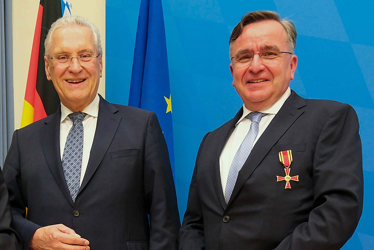 Innenminister Joachim Herrmann verlieh bei einer Feierstunde das Bundesverdienstkreuz am Bande an Dr. Michael Bayeff-Filloff aus Riedering Foto:© Bayerisches Innenministerium Innenminister Joachim Herrmann verlieh bei einer Feierstunde das Bundesverdienstkreuz am Bande an Dr. Michael Bayeff-Filloff aus Riedering Foto:© Bayerisches Innenministerium