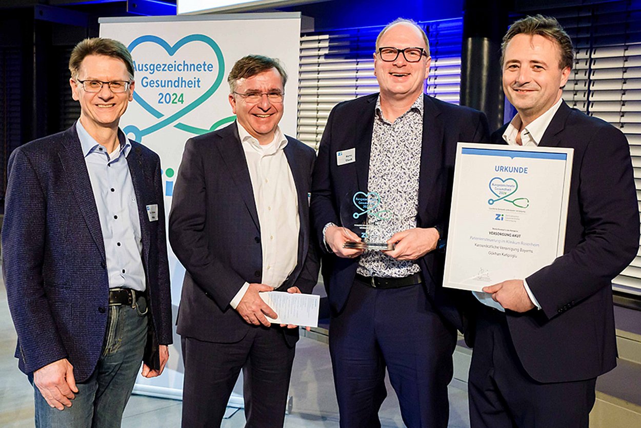 Große Freude bei allen Beteiligten! V.l.n.r.: Dr. Christian Pfeiffer, Vorstandsvorsitzender der Kassenärztlichen Vereinigung Bayerns (KVB), Dr. Michael Bayeff-Filloff, Chefarzt der Zentralen Notaufnahme am RoMed Klinikum Rosenheim, Reno Thoß, Regionalleiter KVB und Gökhan Katipoglu, Leiter Notdienste KVB ©axentis/Lopata ©axentis/Lopata