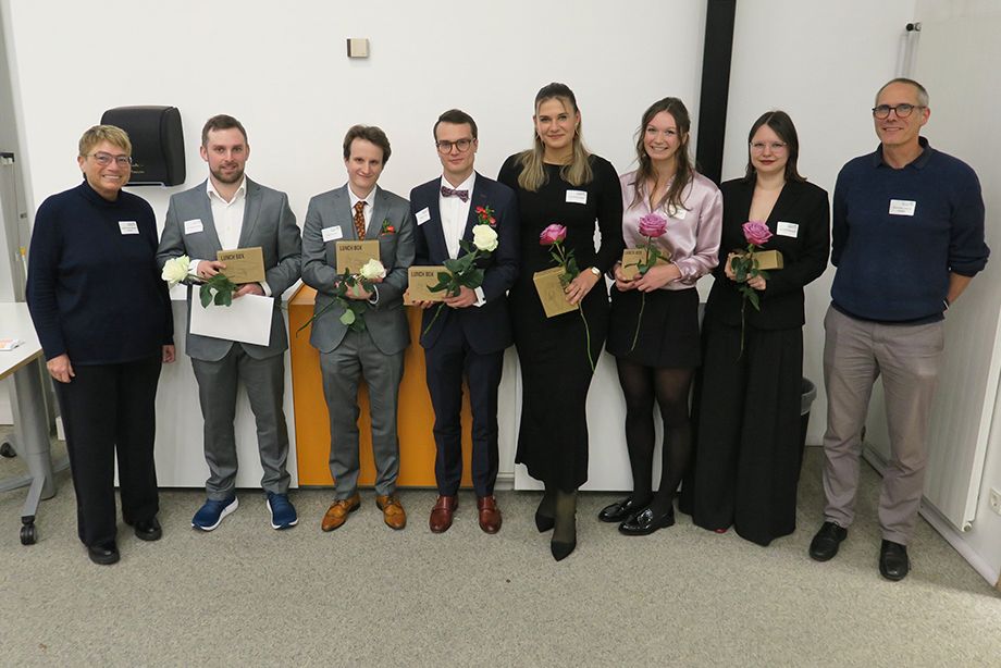 Die Freude über die erfolgreichen Abschlüsse ist groß! v.l.: Pflegedirektorin und Prokuristin der RoMed Kliniken Judith Hantl-Merget, Absolventen Leon Burghartswieser, Paul Scholz, Haris Tanjo, Cora Brockhagen, Marie Klotzsche, Verena Haberzettl und RoMed-Gesamtschulleiter Gunnar Leroy, Foto: Hochschule Rosenheim