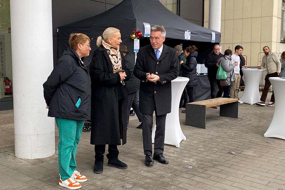 Im Gespräch v.l. Fördervereinsvorsitzende und RoMed-Pflegedirektorin Judith Hantl‑Merget, Altoberbürgermeisterin Gabriele Bauer und Landrat Otto Lederer