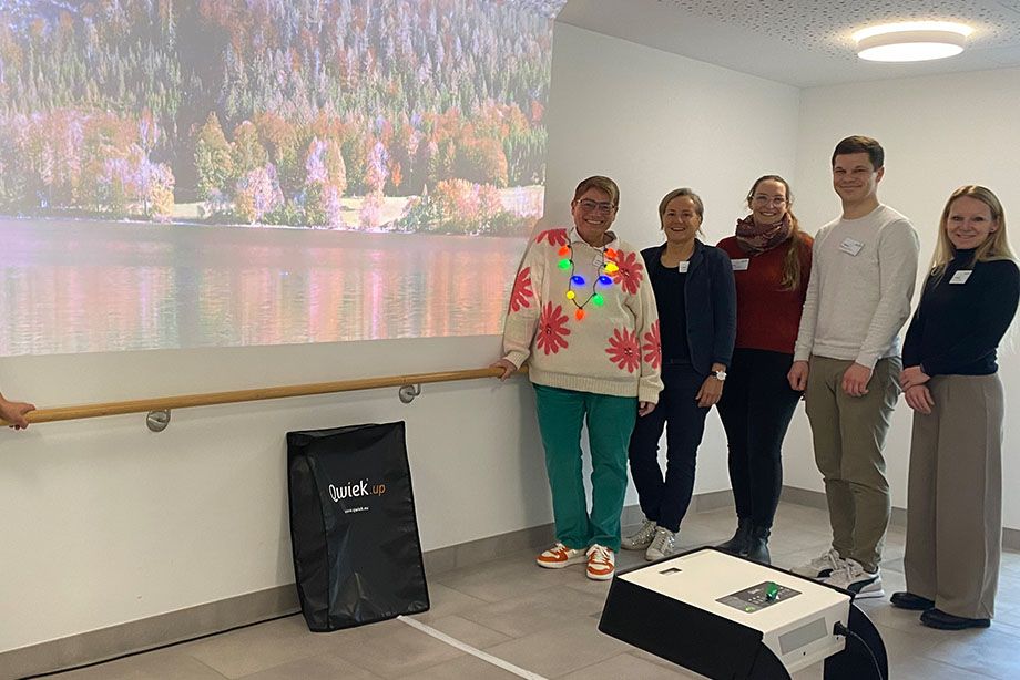 Qwiek.up  ein Beamer, der großformatige Naturbilder oder persönliche Fotos samt sanfter Melodien in Patientenzimmer projiziert, um bei Menschen mit Demenz oder Ängsten Ruhe zu fördern und den Medikamentenbedarf zu verringern.