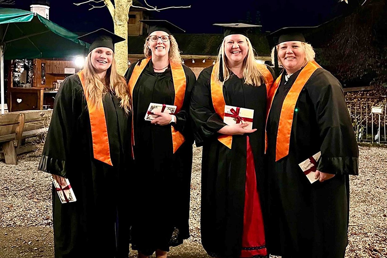 Die Freude ist groß bei den erfolgreichen RoMed-Absolventinnen - v.l.n.r. Tina Glasl, Cynthia Erhardt, Claudia Berger und Natalia Badurtdinov Die Freude ist groß bei den erfolgreichen RoMed-Absolventinnen - v.l.n.r. Tina Glasl, Cynthia Erhardt, Claudia Berger und Natalia Badurtdinov