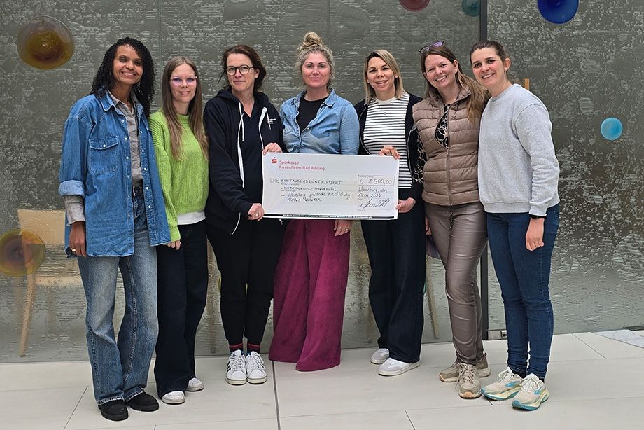 Große Freude bei der Scheckübergabe: v.l.n.r.: Selide-Francisca Hammer (Zentrale Praxisanleitung (ZPA)), Leticia Karlsson (Praxiskoordinatorin), Claudia Seethaler (Bayrisches Rotes Kreuz, Team Freiwilligenarbeit), Christine Prinz (Teamleitung ZPA Rosenheim), Kathrin Genel (Teamleitung ZPA Wasserburg), Simone Pötzinger (Teamleitung ZPA Bad Aibling), Anna Collet (stv. ZPA Teamleitung Rosenheim)