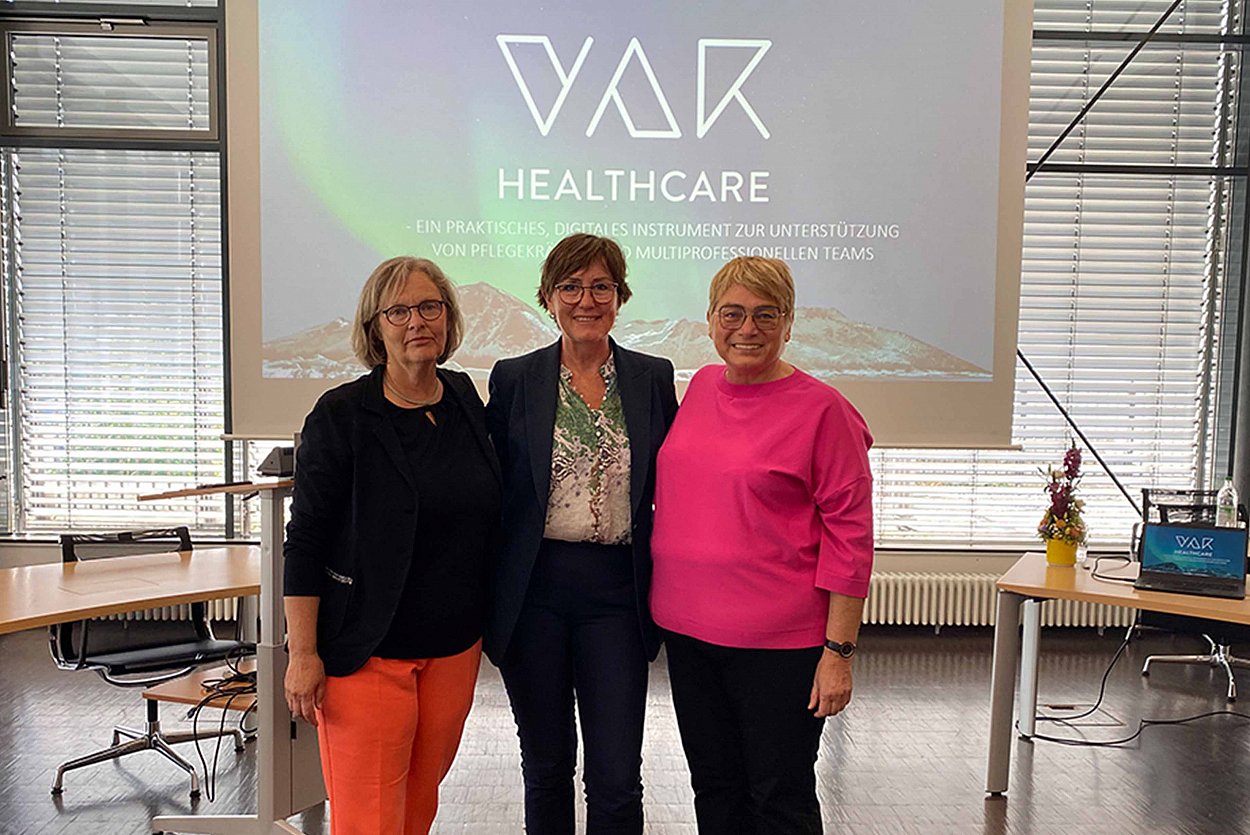 Freude über die erfolgreiche Kick-off-Veranstaltung! v.l.n.r.: Friederike Kayser-Büker, Leiterin der praktischen Pflegeausbildung in den RoMed Kliniken und Projektverantwortliche, Ann Kristin Rotegaard, CEO von VAR-Healthcare sowie Judith Hantl-Merget Prokuristin und Pflegedirektorin der RoMed Kliniken Freude über die erfolgreiche Kick-off-Veranstaltung! v.l.n.r.: Friederike Kayser-Büker, Leiterin der praktischen Pflegeausbildung in den RoMed Kliniken und Projektverantwortliche, Ann Kristin Rotegaard, CEO von VAR-Healthcare sowie Judith Hantl-Merget Prokuristin und Pflegedirektorin der RoMed Kliniken
