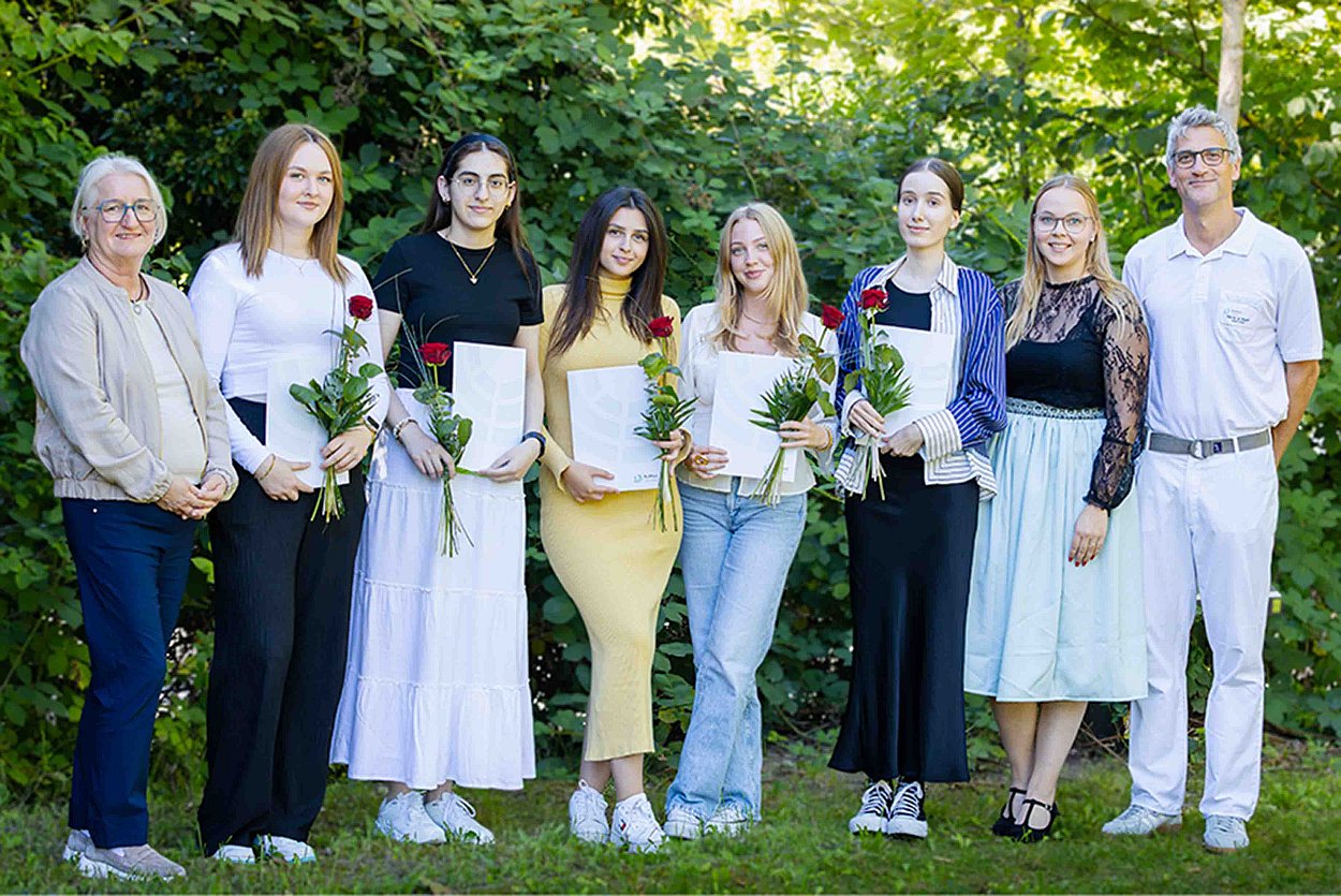 Das RoMed-Ausbildungsteam mit den erfolgreichen Absolventen. v.l.: Personalleiterin Christine Halfstad, die Medizinischen Fachangestellten Ingrid Miljuta und Rabia Kuzucular sowie die Kauffrauen im Gesundheitswesen Ajla Dzaferagic, Staatspreisträgerin Leonie Raith und Staatspreisträgerin Fatima Uspachadschijeva mit Ausbilderin Rebecca Franke sowie Ärztlichen Direktor PD Dr. Andreas Bauer. Es fehlen leider auf dem Bild: Medizinische Fachangestellte Ema Dautovic und Koch Diem Pham