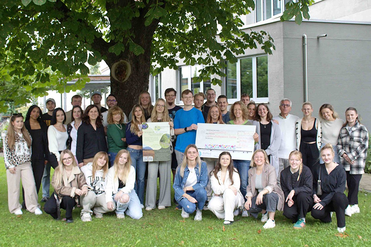 Ein Umweltprojekttag wirkt nach: Stolz übergeben die Schülerinnen und Schüler mit Lehrkräften einen Spendenscheck an Monika Maier vom Landschaftspflegeverband Rosenheim (stehend 8.v.r.) Ein Umweltprojekttag wirkt nach: Stolz übergeben die Schülerinnen und Schüler mit Lehrkräften einen Spendenscheck an Monika Maier vom Landschaftspflegeverband Rosenheim (stehend 8.v.r.)