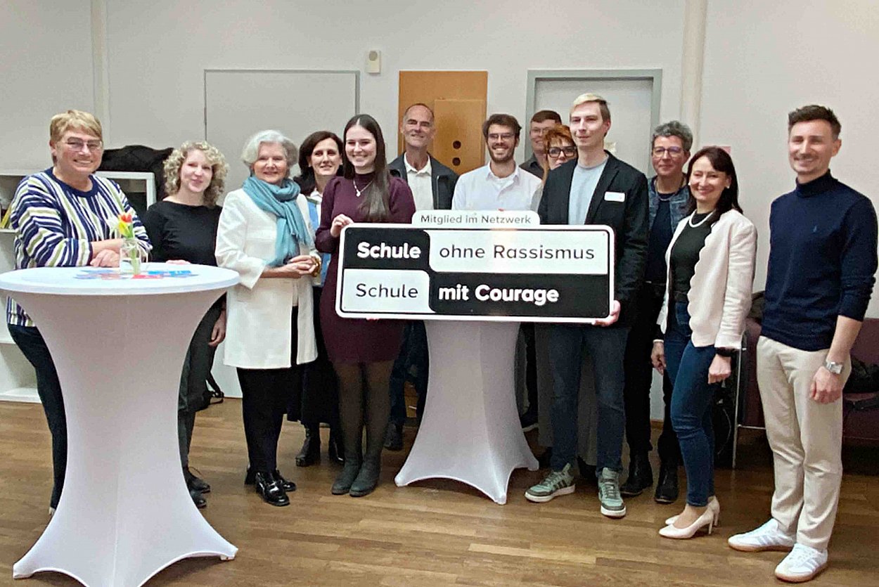 Ein Schild, das verpflichtet! v.l.n.r.: RoMed Pflegedirektorin Judith Hantl-Merget, Schulleiterin Alina Boldt, Patin Sigrid Knothe, Schulleiterin Amela König, Schülersprecherin Isabella Alberer, Schulleiter Christian Maier, die Schülersprecher David Hammer, Richard Weigert, Marianne Splett und Marcell Giske sowie die Schulleiterinnen Marion Schädler und Doina Renges mit Regionalkoordinator Tobias Wolf Foto: RoMed Kliniken Ein Schild, das verpflichtet! v.l.n.r.: RoMed Pflegedirektorin Judith Hantl-Merget, Schulleiterin Alina Boldt, Patin Sigrid Knothe, Schulleiterin Amela König, Schülersprecherin Isabella Alberer, Schulleiter Christian Maier, die Schülersprecher David Hammer, Richard Weigert, Marianne Splett und Marcell Giske sowie die Schulleiterinnen Marion Schädler und Doina Renges mit Regionalkoordinator Tobias Wolf Foto: RoMed Kliniken