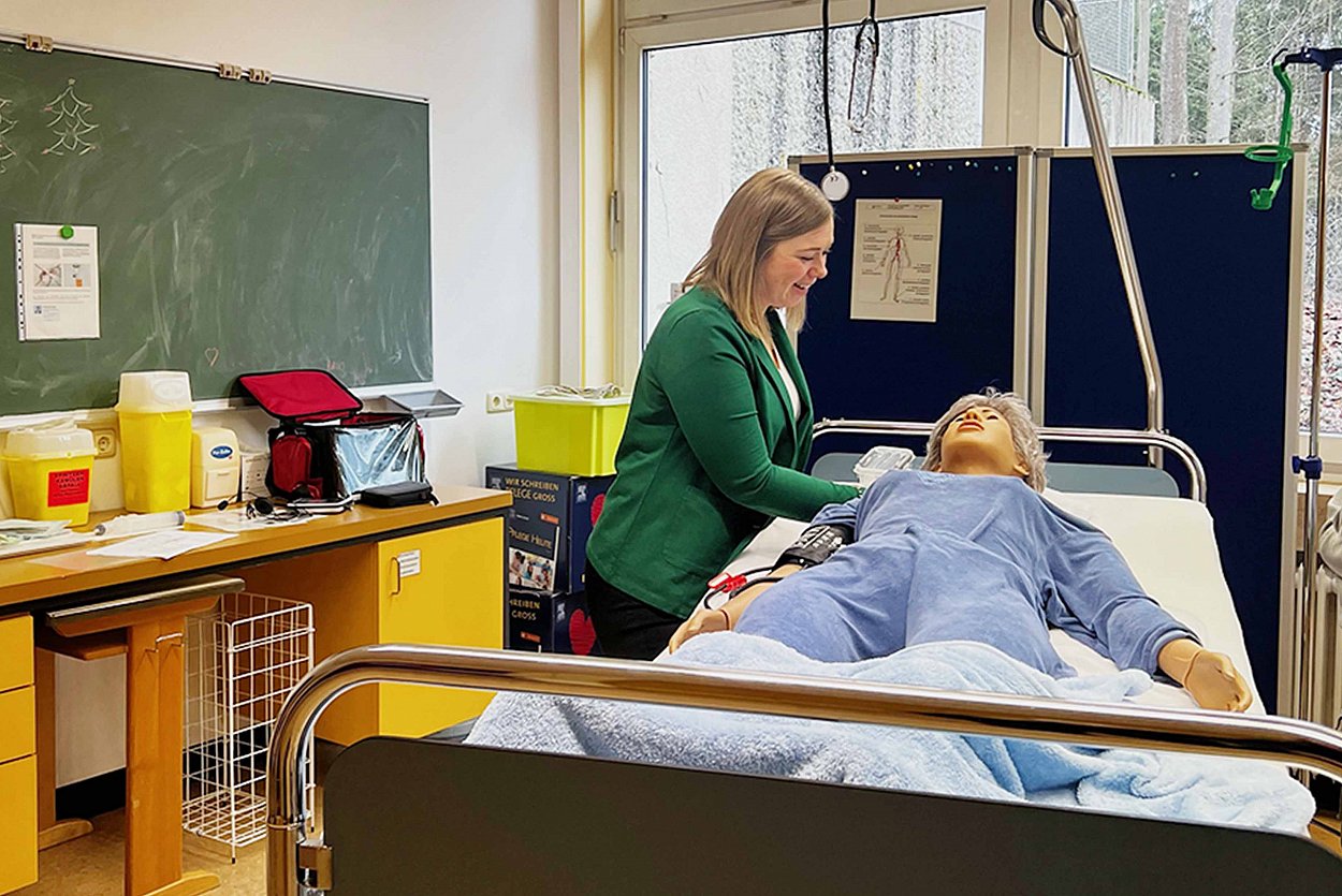 Möglichst lebensnahe Situationen mit der Simulationspuppe Nursing Ann bereiten Pflegeschüler auf den „echten“ Einsatz auf Station vor. 