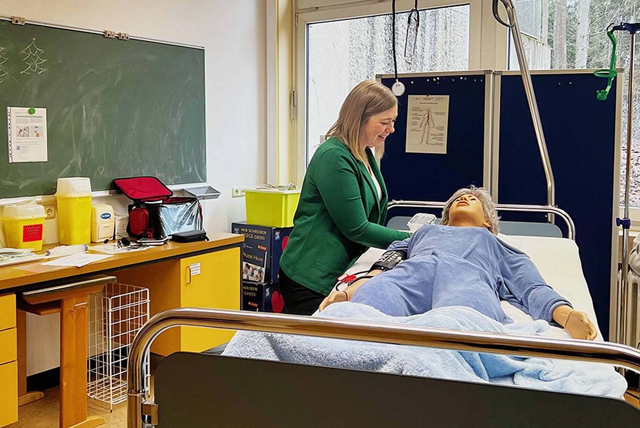 Möglichst lebensnahe Situationen mit der Simulationspuppe Nursing Ann bereiten Pflegeschüler auf den „echten“ Einsatz auf Station vor. Möglichst lebensnahe Situationen mit der Simulationspuppe Nursing Ann bereiten Pflegeschüler auf den „echten“ Einsatz auf Station vor.