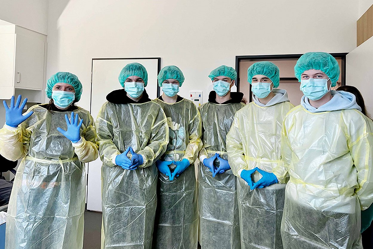 Das korrekte Anlegen von Schutzkleidung will geübt sein! Das korrekte Anlegen von Schutzkleidung will geübt sein!