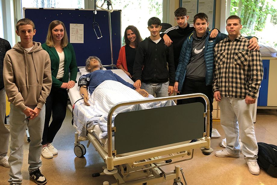 Keine Berührungsängste: Die Schülerinnen und Schüler üben an der sprechenden Simulationspuppe. Keine Berührungsängste: Die Schülerinnen und Schüler üben an der sprechenden Simulationspuppe.