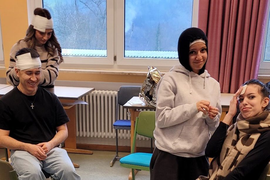 Sichtlich Spaß hatten die Azubis bei der Wundversorgung; Foto: ©C. Maier