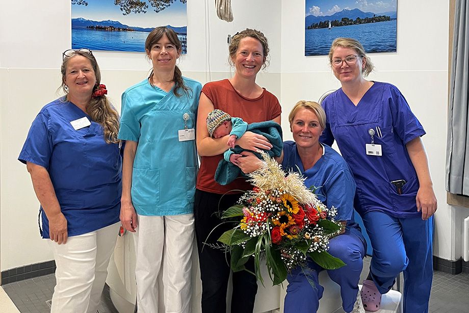 Freuen sich gemeinsam: v.l.n.r.: Chefärztin Anja Britta Stopik, Stationsleitung Martina Stifter, Felix mit seiner Mutter Sarah Ziegler, Hebamme Nadine Sailer und Assistenzärztin Lisa Zahn. Freuen sich gemeinsam: v.l.n.r.: Chefärztin Anja Britta Stopik, Stationsleitung Martina Stifter, Felix mit seiner Mutter Sarah Ziegler, Hebamme Nadine Sailer und Assistenzärztin Lisa Zahn.