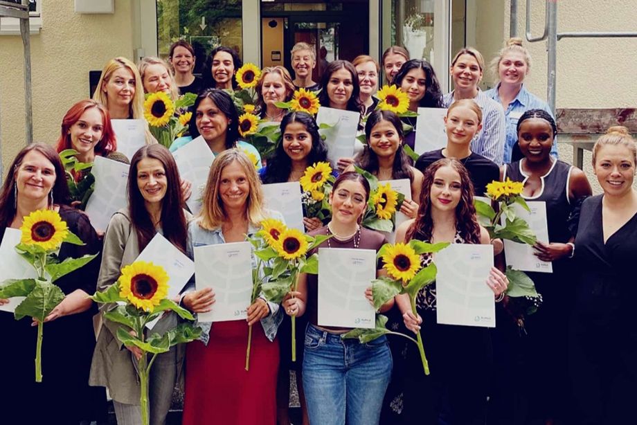 Strahlen um die Wette: Die erfolgreichen Absolventinnen mit dem RoMed-Schulteam. Strahlen um die Wette: Die erfolgreichen Absolventinnen mit dem RoMed-Schulteam.