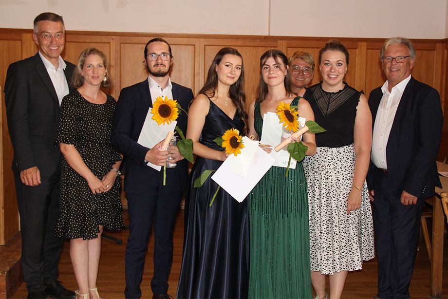 v.l.: Landrat OttoLederer, Schulleiterin Alina Boldt, die Staatspreisträger Samuel Baumgartner, Anna-Maria Eder und Alwine Ortelt, Pflegedirektorin Judith Hantl-Merget, Klassenleiterin Simone Dunkel, 1. Bürgermeister von Wasserburg Michael Kölbl.