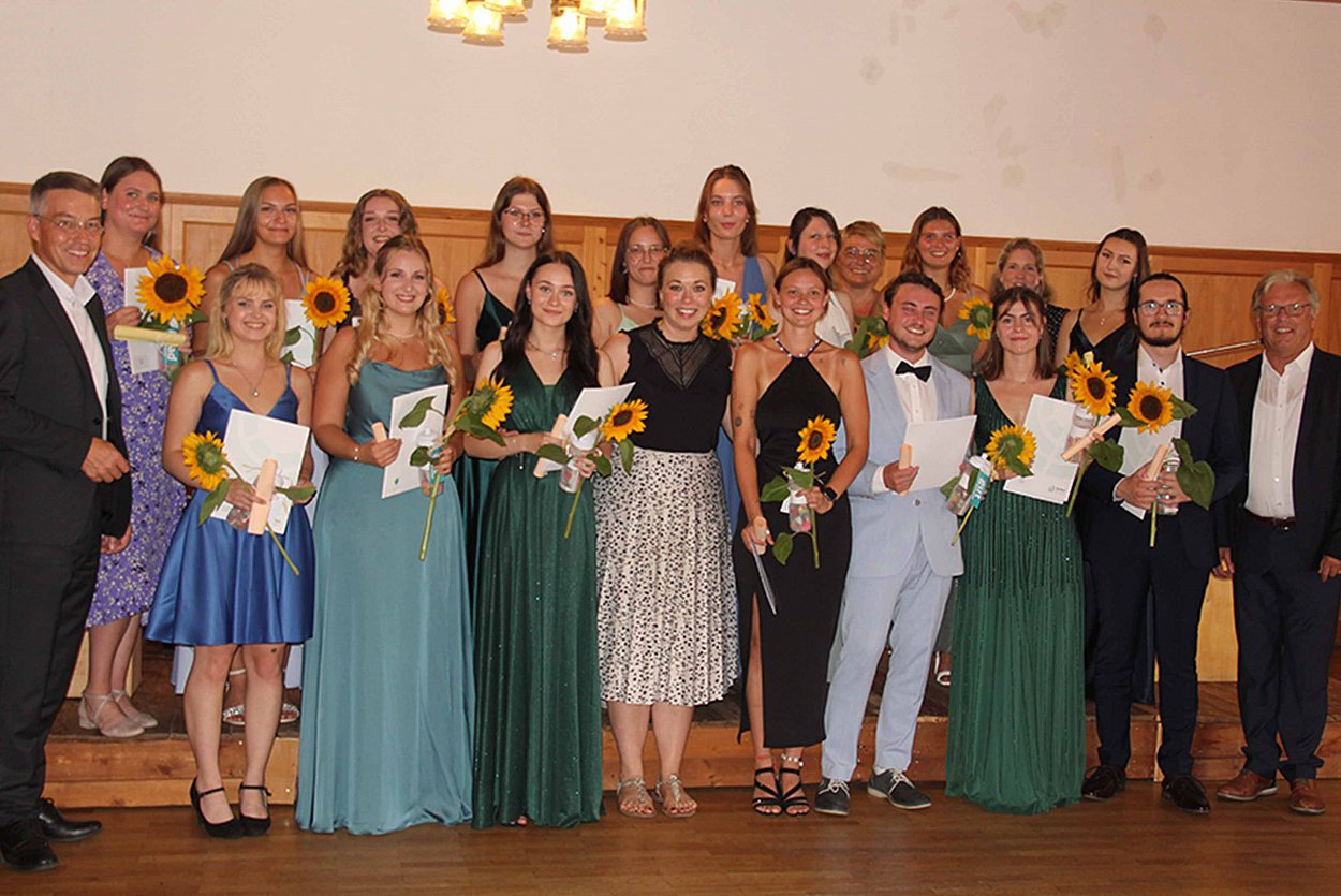 Strahlende Gesichter: Die Abschlussklasse 21/24_S mit RoMed-Schulteam und Ehrengästen Strahlende Gesichter: Die Abschlussklasse 21/24_S mit RoMed-Schulteam und Ehrengästen