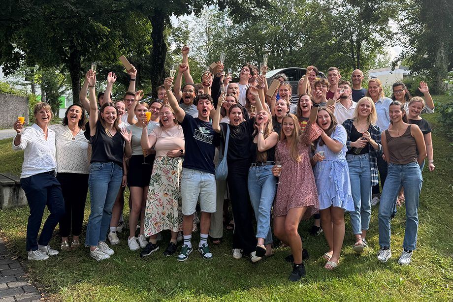 Die frisch examinierten Physiotherapeutinnen und Physiotherapeuten freuen sich mit den Lehrenden. Foto: Claudia Roth Die frisch examinierten Physiotherapeutinnen und Physiotherapeuten freuen sich mit den Lehrenden. Foto: Claudia Roth
