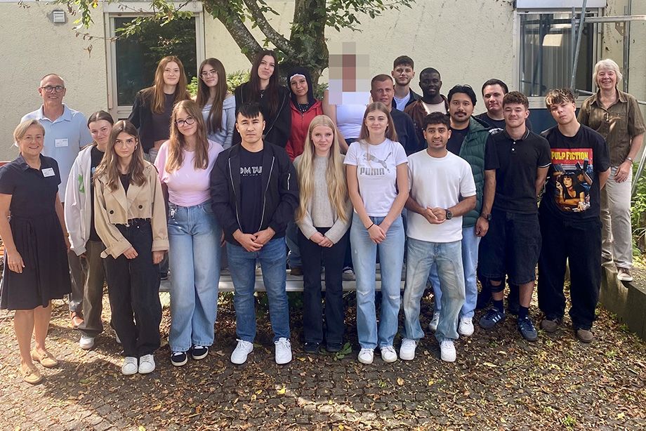 Erster Schultag der Pflegefachhilfe-Klasse 25/26. Mit ihnen freuen sich (v.l.): Katja Hertel, stellvertretende RoMed-Pflegedirektorin und Gunnar Leroy, Gesamtschulleiter der RoMed Berufsfachschulen sowie Karin Wünsch (1.v.r.), Klassenleiterin und stellvertretende Schulleiterin der Wasserburger Berufsfachschule für Pflege