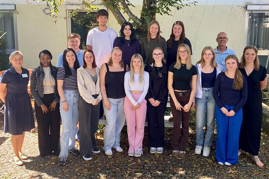 Erster Schultag der Pflegefachkräfte-Klasse 25/28. Mit ihnen freuen sich: Katja Hertel (1.v.l.), stellvertretende RoMed-Pflegedirektorin, Simone Dunkel (1.v.r.), Klassenleiterin sowie Gunnar Leroy (3.v.r.), Gesamtschulleiter der RoMed Berufsfachschulen