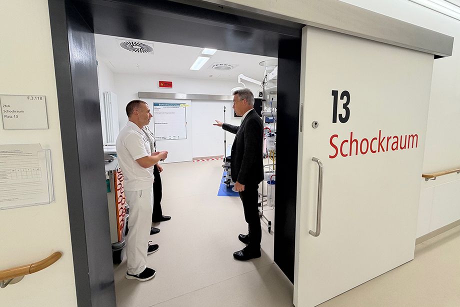 Ärztlicher Direktor Dr. Gordon Hoffmann (li) informiert Landrat Otto Lederer über Ausstattung und Abläufe im Schockraum. Ärztlicher Direktor Dr. Gordon Hoffmann (li) informiert Landrat Otto Lederer über Ausstattung und Abläufe im Schockraum.