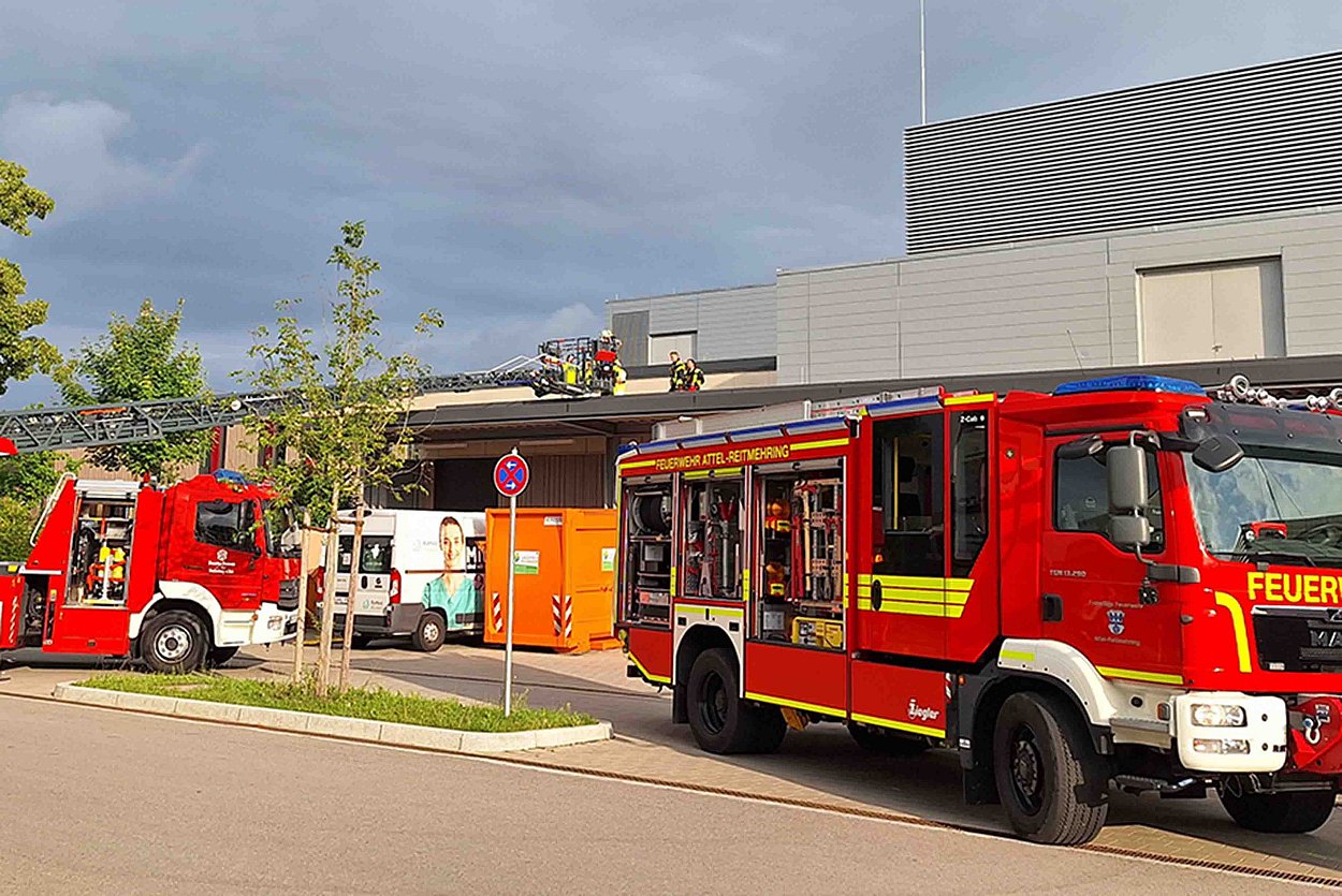 Großaufgebot der Feuerwehr bei der RoMed Klinik Wasserburg. Ein „Patient“ wird per Drehleiter evakuiert. Großaufgebot der Feuerwehr bei der RoMed Klinik Wasserburg. Ein „Patient“ wird per Drehleiter evakuiert.