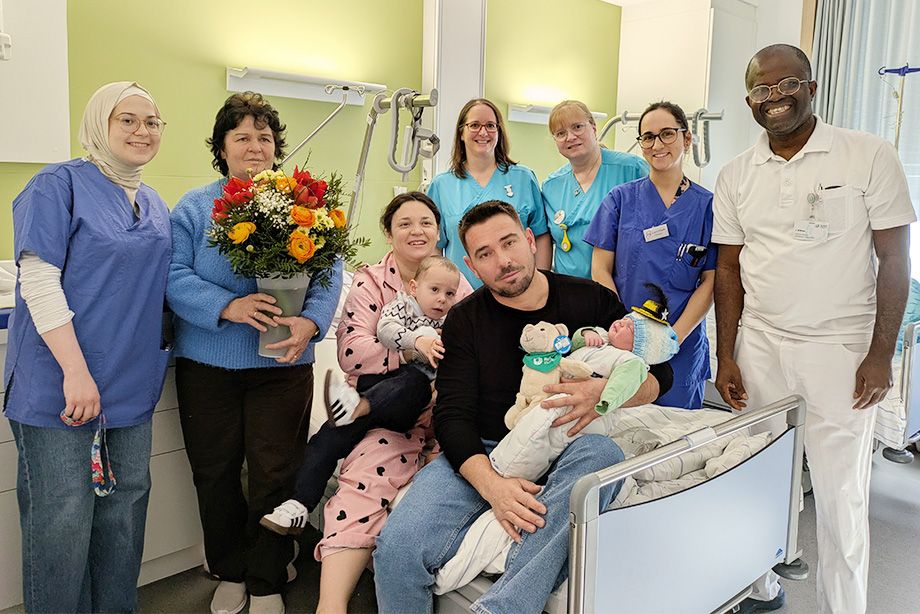 Familienglück  Die Eltern mit dem kleinen Noris, großen Bruder und Oma sowie dem Geburtshilflichen Team, das herzlich gratulierte. V.r.n.l.: Leitender Oberarzt Ikechukwu Anikwe, Hebamme Laura Hanft, Susanne Gottwald (Pflege), Monika Häusler (Pflege) und Dienstärztin Guljan Aliyeva (1.v.l.), Foto: RoMed Kliniken