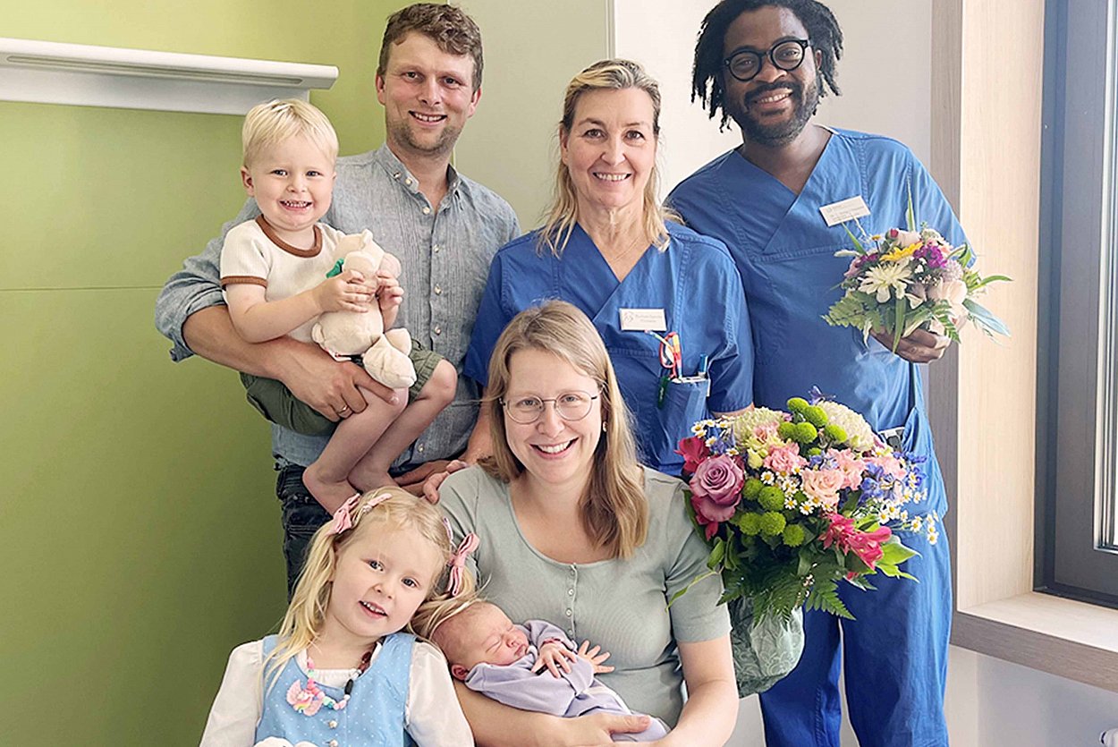Freude pur beim Pressefoto! Jubiläumsnachwuchs Antonia auf dem Arm von Mama Agnes Köpernik. Mit dabei die große Schwester Marlene und dahinter: Bruder Marinus mit Papa Alexander Köpernik und Hebamme Barbara Speicher sowie Assistenzarzt Dr. Liditz Hapawa. Freude pur beim Pressefoto! Jubiläumsnachwuchs Antonia auf dem Arm von Mama Agnes Köpernik. Mit dabei die große Schwester Marlene und dahinter: Bruder Marinus mit Papa Alexander Köpernik und Hebamme Barbara Speicher sowie Assistenzarzt Dr. Liditz Hapawa.