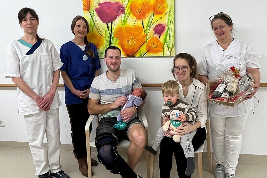 Große Freude über das Neujahrsbaby - v.l.n.r. Stationsleitung Martina Stifter, Hebamme Simone Ehmer, Vater Maximilian Wenzke mit Johanna Helene, Mutter Anna Wenzke mit Xaver und Chefärztin Anja Britta Stopik Große Freude über das Neujahrsbaby - v.l.n.r. Stationsleitung Martina Stifter, Hebamme Simone Ehmer, Vater Maximilian Wenzke mit Johanna Helene, Mutter Anna Wenzke mit Xaver und Chefärztin Anja Britta Stopik