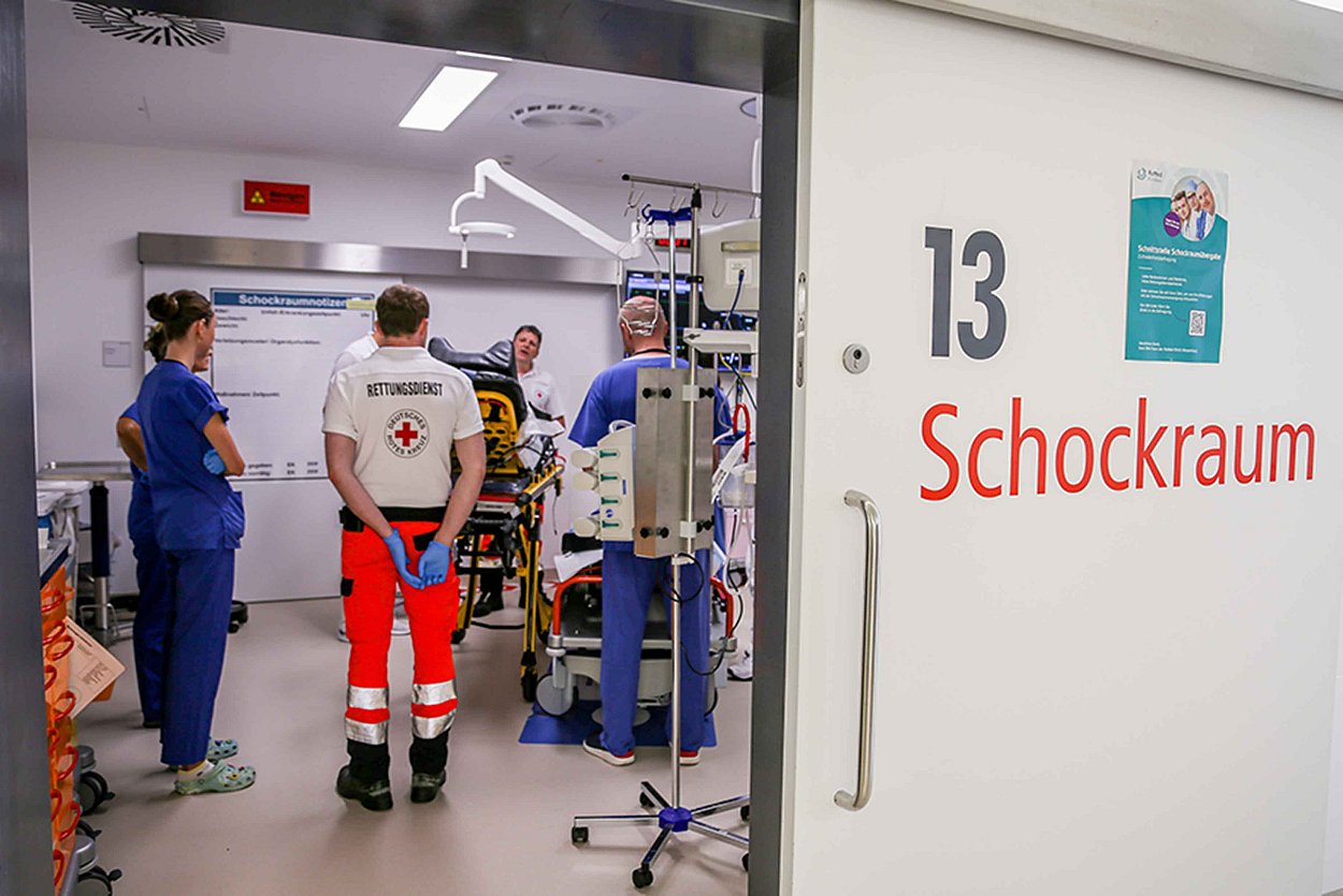 Im Schockraum werden die schwerverletzten Schauspiel-Patienten an das Klinikpersonal übergeben und versorgt, Foto: Johanniter/Gerhard Bieber Im Schockraum werden die schwerverletzten Schauspiel-Patienten an das Klinikpersonal übergeben und versorgt, Foto: Johanniter/Gerhard Bieber