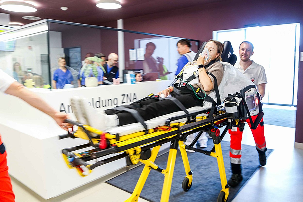 Die ersten „Patienten“, freiwillige Mimen, werden eingeliefert, Foto: Johanniter/Gerhard Bieber Die ersten Patienten, freiwillige Mimen, werden eingeliefert, Foto: Johanniter/Gerhard Bieber