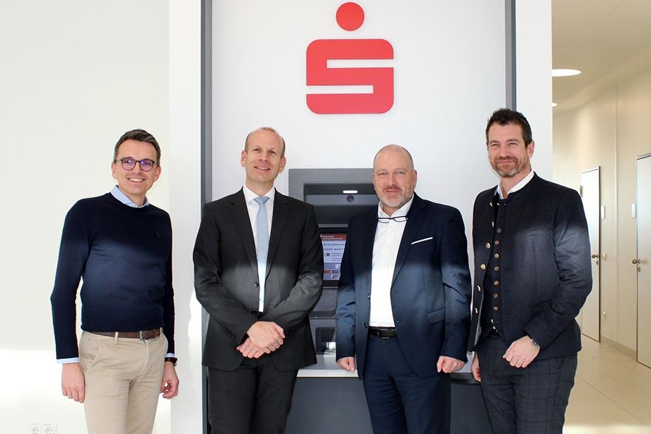 von links: Marco Weidemeier, Kaufmännischer Leiter der RoMed Klinik Wasserburg; Dr. Karsten Jens Adamski, Geschäftsführer des kbo-Inn-Salzach Klinikums; Mischa Schubert, Vorstandsvorsitzender der Sparkasse Wasserburg und Jakob Schedel, Kompetenzbereichsleiter Firmenkunden und Private Banking der Sparkasse Wasserburg. ©kbo von links: Marco Weidemeier, Kaufmännischer Leiter der RoMed Klinik Wasserburg; Dr. Karsten Jens Adamski, Geschäftsführer des kbo-Inn-Salzach Klinikums; Mischa Schubert, Vorstandsvorsitzender der Sparkasse Wasserburg und Jakob Schedel, Kompetenzbereichsleiter Firmenkunden und Private Banking der Sparkasse Wasserburg. ©kbo