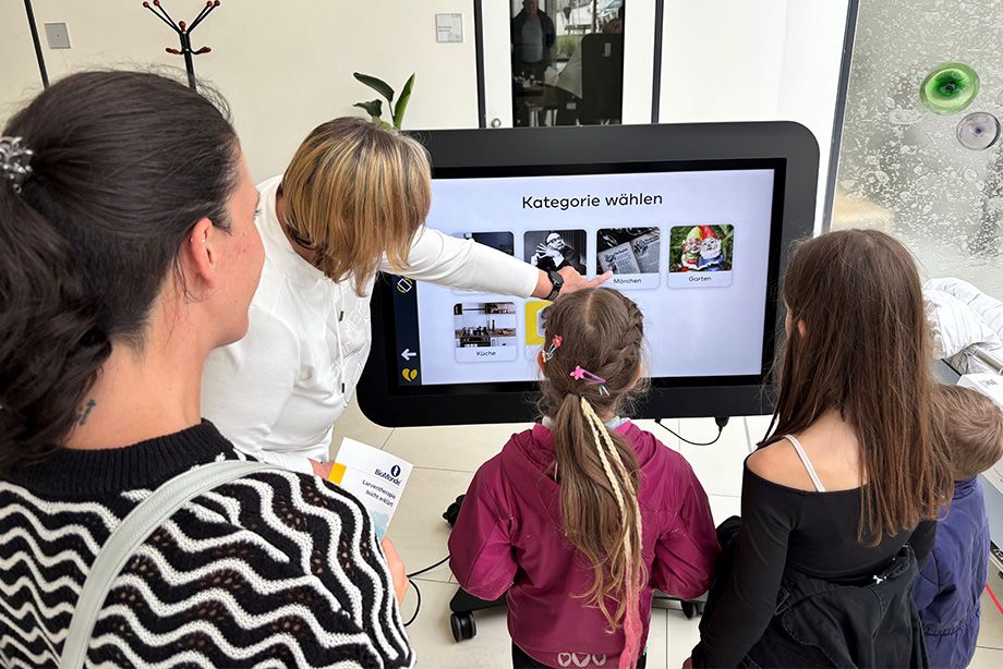 Am Aktionsstand der Altersmedizin konnten große und kleine Besucher den CareTable zur Beschäftigungstherapie testen.