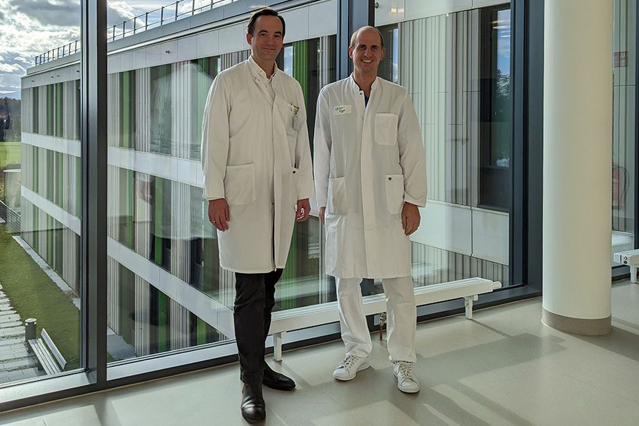 Dr. Tobias Winkler (li), kbo-Chefarzt der Klinik für Neurologie und Dr. Stephan Bayerl (re), RoMed-Leiter der Zentralen Notaufnahme stehen sinnbildlich für die hervorragende Zusammenarbeit der beiden Kliniken.