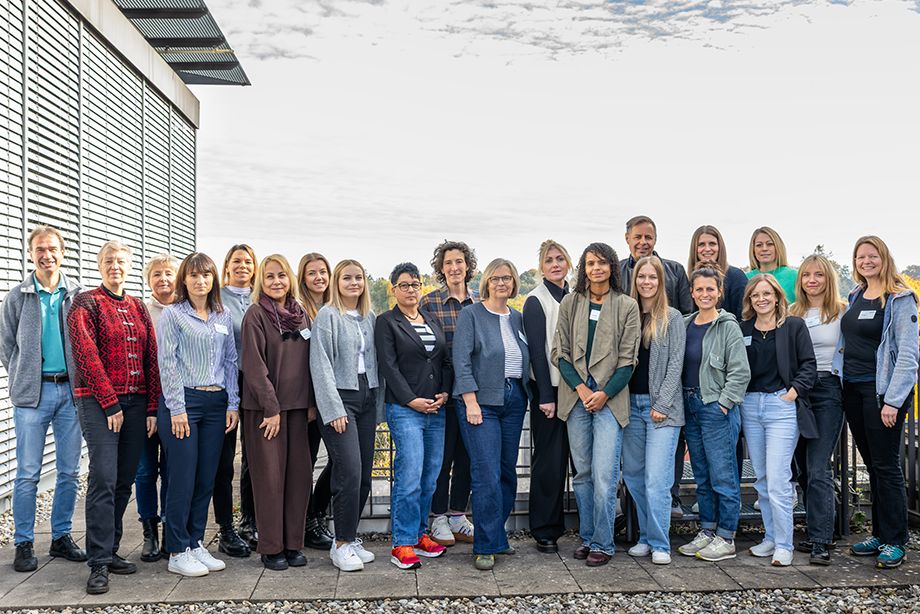 Friederike Kayser-Büker (Mitte) freut sich mit ihrem Praxisanleiterteam, dass alle sechs Projekte prämiert wurden. 