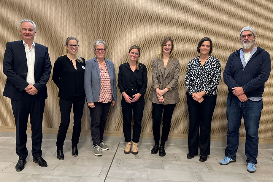 (v.l.n.r.): Chefarzt Privatdozent Dr. Andreas Schnelzer, Oberärztin Dr. Monika Wolf und Elisabeth Jordan, MammaCare Trainerin und Breast Care Nurse von der RoMed Klinik für Gynäkologie und Geburtshilfe, Dr. Isabel Kellermann, Gynäkologische Tumorgenetik, Klinik für Gynäkologie und Geburtshilfe, Dr. Svenja Pfeifer, Fachärztin für Strahlentherapie RoMed MVZ, Maria Langer, Frauenselbsthilfe Krebs Bundesverband Rosenheim, Dipl. Sozialpädagoge Andreas Schüll, Leiter Psychosoziale Krebsberatungsstelle der Bayerischen Krebsgesellschaft Rosenheim. (v.l.n.r.): Chefarzt Privatdozent Dr. Andreas Schnelzer, Oberärztin Dr. Monika Wolf und Elisabeth Jordan, MammaCare Trainerin und Breast Care Nurse von der RoMed Klinik für Gynäkologie und Geburtshilfe, Dr. Isabel Kellermann, Gynäkologische Tumorgenetik, Klinik für Gynäkologie und Geburtshilfe, Dr. Svenja Pfeifer, Fachärztin für Strahlentherapie RoMed MVZ, Maria Langer, Frauenselbsthilfe Krebs Bundesverband Rosenheim, Dipl. Sozialpädagoge Andreas Schüll, Leiter Psychosoziale Krebsberatungsstelle der Bayerischen Krebsgesellschaft Rosenheim.