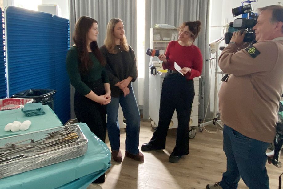 v.l.: Louisa Hofstetter und Lisa-Marie Grüber beim Dreh mit rfo-Moderatorin Corinna Blädel und Kameramann Christian Frania.