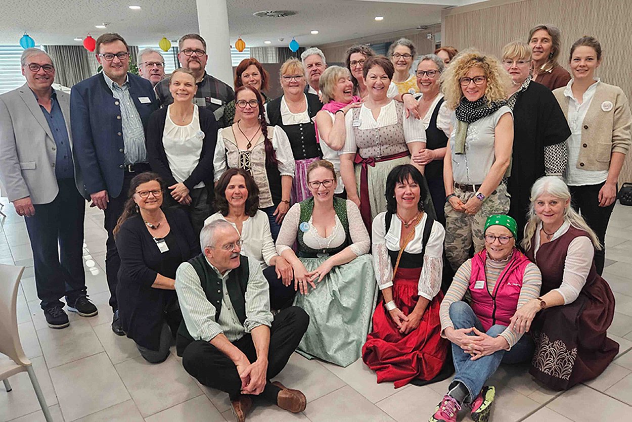 Dr. Michael Schnitzenbaumer (2.v.l. stehend), ärztlicher Leiter der Palliativmedizin mit Team Dr. Michael Schnitzenbaumer (2.v.l. stehend), ärztlicher Leiter der Palliativmedizin mit Team