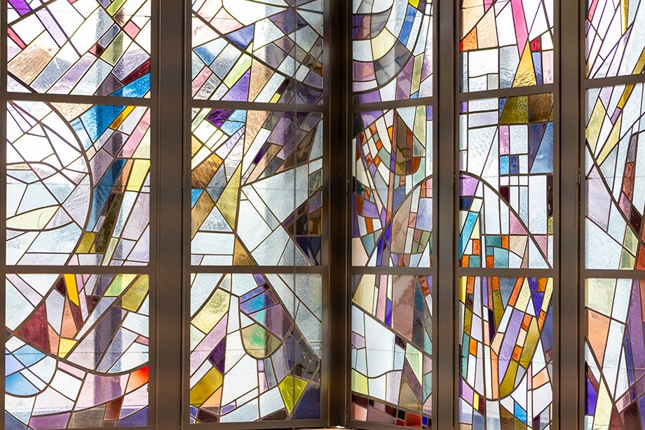 Monumentale farbige Glasbild-Fensterbänder des Rosenheimer Künstlers Karl Prokop.