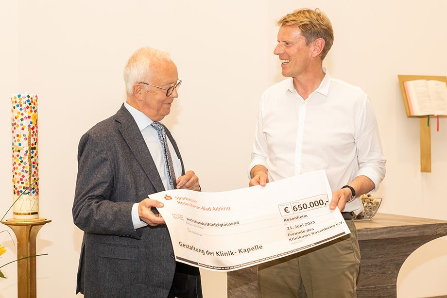 Anton Heindl, ehemaliger zweiter Bürgermeister und stellvertretender Vorsitzender des Fördervereins Freunde des Klinikums Rosenheim e. V. überreicht den Spendenscheck über 650.000 Euro an RoMed-Geschäftsführer Dr. Jens Deerberg-Wittram.