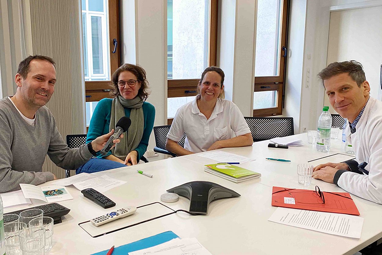 v.l.n.r.: Christoph Grabner interviewt für das Funkhaus Rosenheim Christiane Abel, Dr. Sandra Sommerey und Prof. Dr. Kai Nowak v.l.n.r.: Christoph Grabner interviewt für das Funkhaus Rosenheim Christiane Abel, Dr. Sandra Sommerey und Prof. Dr. Kai Nowak