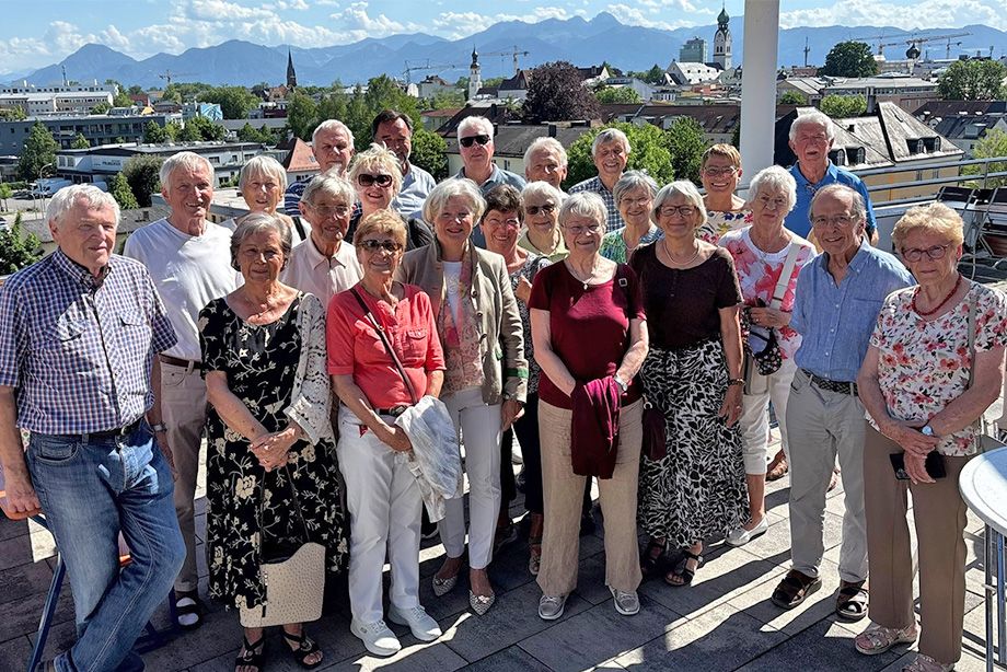 Sigrid Knothe, Vorsitzende der Senioren Union Rosenheim-Stadt (10.v.l.), sowie Judith Hantl-Merget, Pflegedirektorin und Prokuristin der RoMed Kliniken (5.v.r.), gemeinsam mit den Teilnehmerinnen und Teilnehmern der Auftaktveranstaltung.