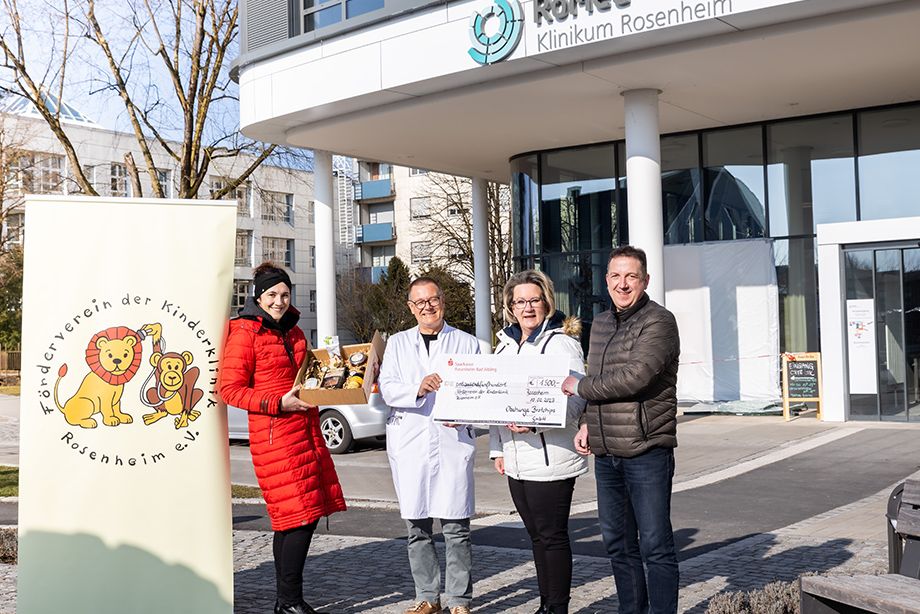 Bei der Spendenübergabe vor dem RoMed Klinikum Rosenheim trafen sich Mihaela Hammer, 1. Vorsitzende des Fördervereins der Kinderklinik Rosenheim e. V. und Chefarzt der Kinderklinik Dr. Torsten Uhlig (Mitte) sowie Franz Meier, Geschäftsführer der Firma Obahunga Brot und Brotchips (rechts) und die 2. Vorsitzende des Fördervereins Jasmin Harre-Göhsl (links).