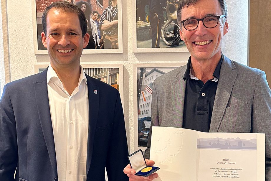 Links Oberbürgermeister Andreas März, daneben Dr. Hanns Lohner mit Medaille und Urkunde