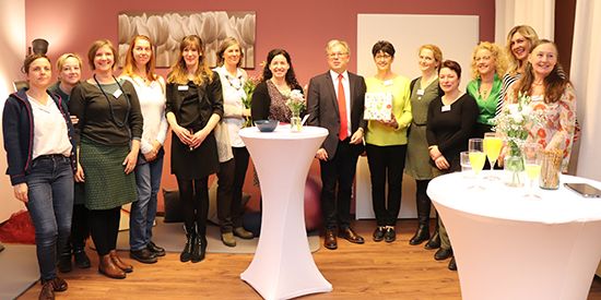 Bürgermeister Michael Kölbl im Kreise der Hebammen