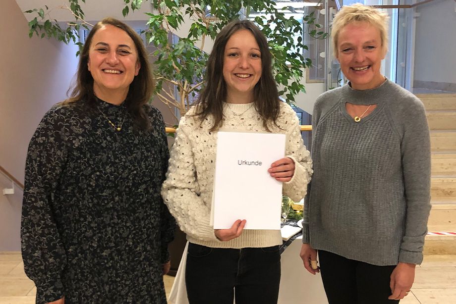 v.l.n.r.: Andrea Nallinger, stellvertretende Schulleiterin der RoMed-Berufsfachschule für Physiotherapie, Staatspreisträgerin Lea Rossmann und Prof. Dr. Sabine Ittlinger, Studiengangleiterin des Studiengangs Physiotherapie v.l.n.r.: Andrea Nallinger, stellvertretende Schulleiterin der RoMed-Berufsfachschule für Physiotherapie, Staatspreisträgerin Lea Rossmann und Prof. Dr. Sabine Ittlinger, Studiengangleiterin des Studiengangs Physiotherapie