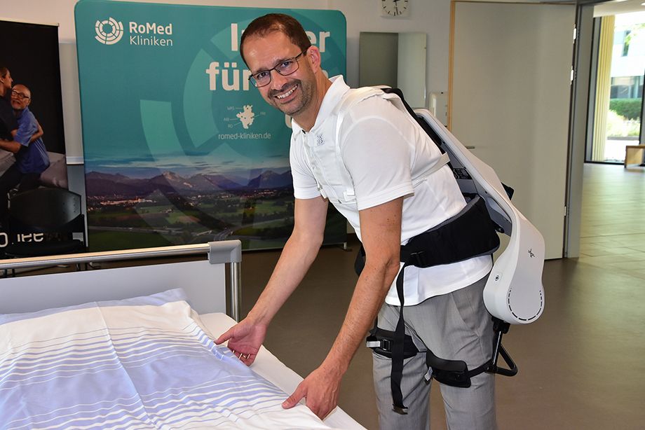 Oberbürgermeister Andreas März testet das Exoskelett ©Peter Schlecker