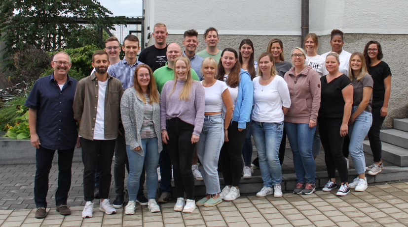 Die Teilnehmenden der 3. Fachweiterbildung Notfallpflege (DKG) gemeinsam mit Michael Rieger, verantwortlich für die fachliche Leitung, bei ihrem Kursstart am IGS in der Brückenstraße. Die Teilnehmenden der 3. Fachweiterbildung Notfallpflege (DKG) gemeinsam mit Michael Rieger, verantwortlich für die fachliche Leitung, bei ihrem Kursstart am IGS in der Brückenstraße.