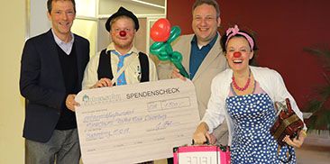 Josef Huber (l.), Geschäftsführer der Firma Huber & Sohn, unterstützt das Klinikclown-Projekt